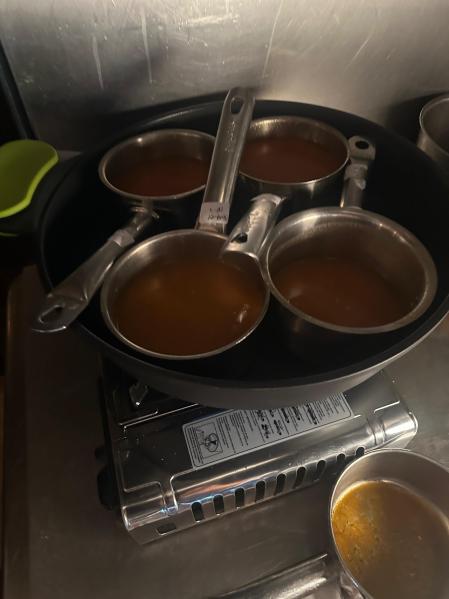 Cazuelas en un camping gas, en el restaurante Disfrutar&nbsp;