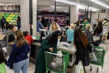 Ciudadanas comprando en un supermercado la tarde del apagón&nbsp;