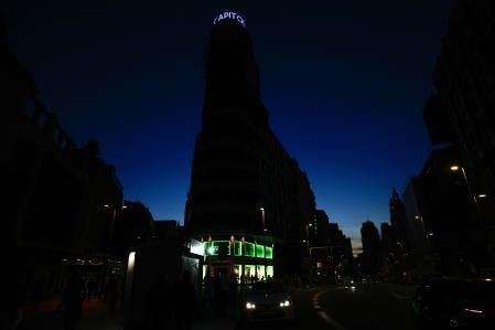 MADRID, 28/04/2025.- Fotografía de la Gran Vía sin luz este lunes durante el apagón masivo del sistema eléctrico en Madrid. EEFE/Borja Sánchez-Trillo