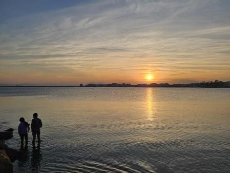 La calma del atardecer en la playa de Roses.