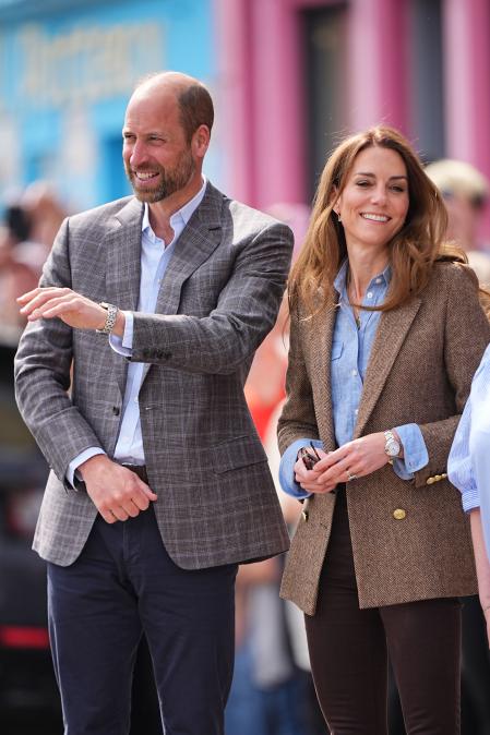 Los príncipes de Gales este martes en otra imagen durante su visita a la isla de Mull.