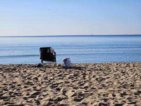 El amanecer de la lectura en la playa de Roses.