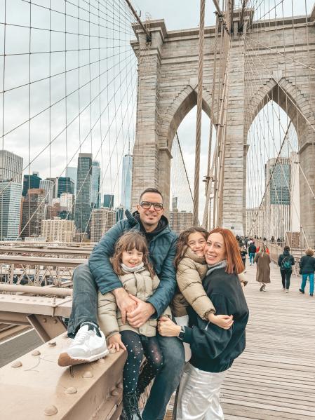 Natalia Ovejero, autora de este libro, posa con su marido y sus hijas