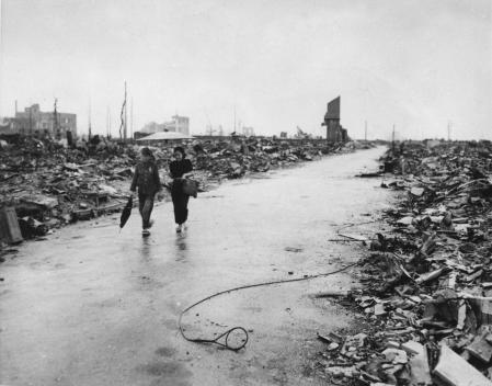 Imagen de las Fuerzas Aéreas de EEUU de septiembre de 1945 de dos personas andando entre las ruinas de Hiroshima&nbsp;