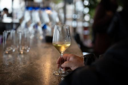 Una botella de vino de gama media cuesta entre 5,90 y 6,90 euros en Madrid y Barcelona, mientras que en Singapur, Yakarta o Nueva York el precio supera los 17 euros 