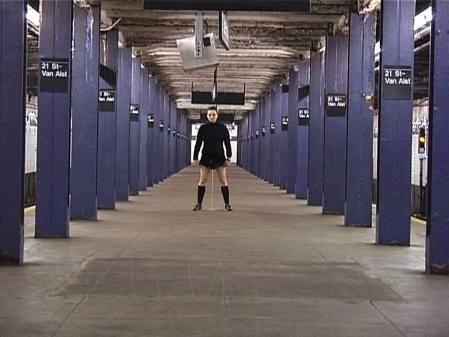 'Mear en espacios públicos o privados', 2000-2004, de Itziar Okariz