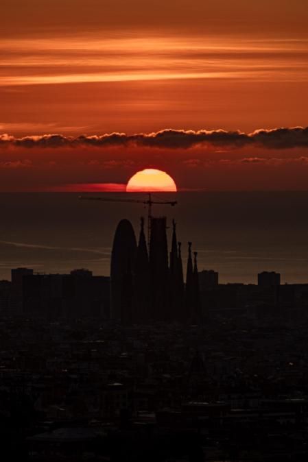 La Sagrada Familia al amanecer.