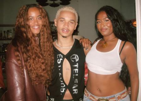 Las hermanas Obama, Malia y Sasha, junto al músico Destin Conrad