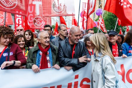 Los secretarios generales de CCOO y UGT, Unai Sordo y Pepe Álvarez, saludan a la vicepresidenta Yolanda Diaz en la manifestación del Primero de Mayo&nbsp;