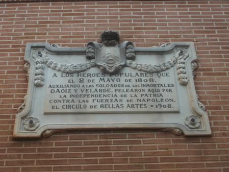 Placa en la Plaza del 2 de Mayo.