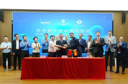 Representantes de Zhengzhou Nissan, Coronet y Santana Motors durante la firma del acuerdo para iniciar la producción de vehículos todoterreno en la planta de Linares (Jaén)&nbsp;