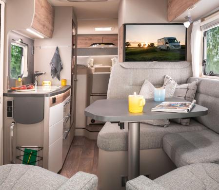 Esta autocaravana tiene una zona de estar-comedor y una cocina bien equipada&nbsp;
