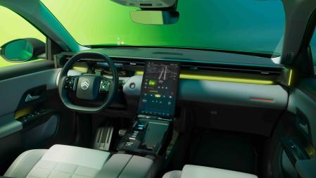 La pantalla táctil central HD en cascada es la más grande de Stellantis; con su espectacular diseño flota frente al tablero para descender como una cascada hasta conectarse con la consola central 