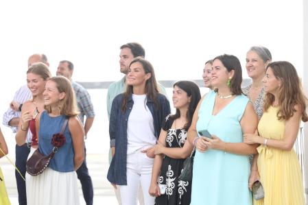 La Reina, junto a otros familiares de guardiamarinas, espera la llegada del 'Elcano' en el puerto de Ciudad de Panamá
