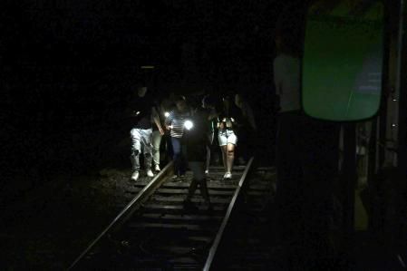 Usuarios del metro caminando por las vías durante el apagón&nbsp;&nbsp;