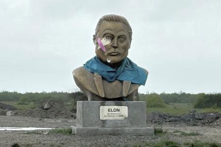 Una estatua de Elon Musk, fundador de SpaceX, ya estaba en el pedestal antes de la votación de este sábado cerca de la ciudad de Boca Chica, en el terreno que será Starbase