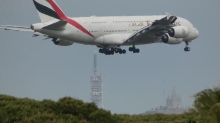 El gigante A380 de Emirates sobrevuela el 'skyline de Barcelona.