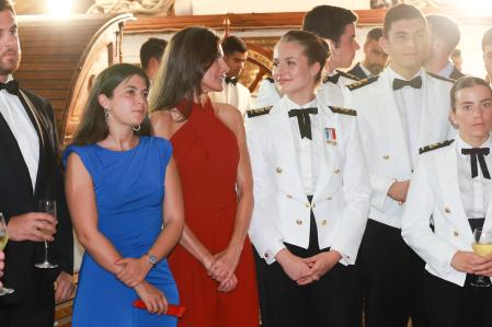 La reina Letizia junto a su hija, la princesa Leonor y otros invitados a la recepción