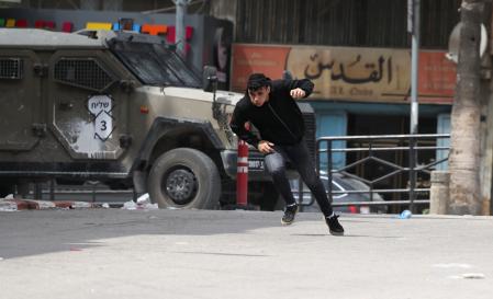 l menos 40 palestinos resultaron heridos, entre ellos tres periodistas, durante los enfrentamientos tras una incursión del ejército israelí en Nablús&nbsp;