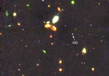 Imagen del telescopio James Webb en la que se marca la posición de la enana blanca WD 1856+534. La luz emitida por el planeta se encuentra mezclada con la del astro