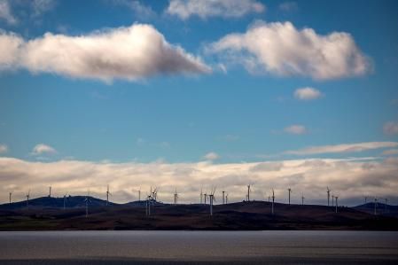 Nubes sobre las turbinas eólicas del parque eólico Capital Wind Farm, ubicado en Lake George.