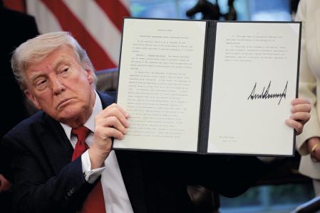 Donald Trump muestra su firma en la orden ejecutiva “Restablecimiento de políticas disciplinarias escolares de sentido común”, 23 de abril de 2025