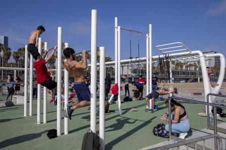 FOTO: MANÉ ESPINOSA. CIRCUITO DE EJERCICIOS AL AIRE LIBRE EN LA PLAYA DE LA BARCELONETA. JOVENES REALIZANDO EJERCICIOS DURANTE LA PANDEMIA CON LOS GIMNASIOS CERRADOS POR DECRETO DEL GOVERN