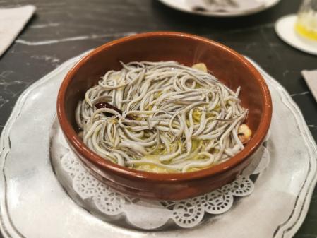 Angulas en cazuela, al estilo tradicional del norte de España