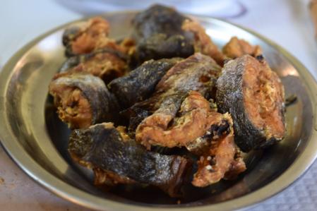 Anguila frita en una casa de comidas tradicional del valle del río Miño