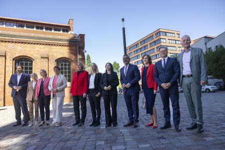 Los ministros y otros cargos socialdemócratas del nuevo Gobierno de coalición, posando en Berlín el 5 de mayo&nbsp;