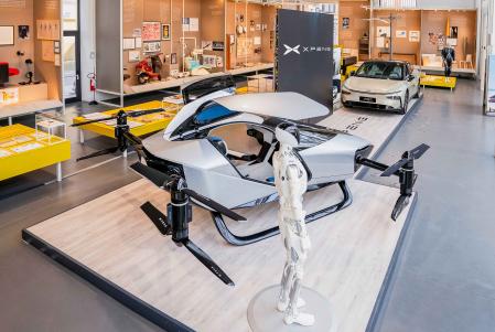 El coche volador y el robot Iron de XPeng son dos de las principales atracciones de XPeng.