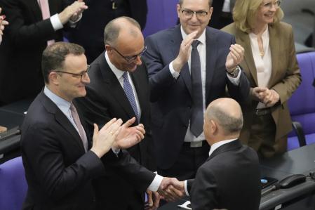 Friedrich Merz, recibiendo la felicitación de Olaf Scholz tras ser elegido canciller en segunda votación en el Bundestag, el 6 de mayo&nbsp;