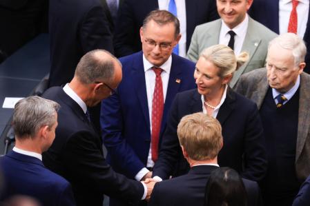 La diputada Alice Weidel saluda a Merz después de la segunda votación