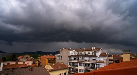 Cumulonimbo arcus con cortina de lluvia en Vic.