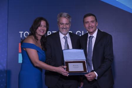 Alberto Granados, Presidente de Microsoft España (2021-204), entregando un reconocimiento a Softeng por su compromiso y trayectoria a como partner de Microsoft en su 25 aniversario (Izq. Inma Rasero, Partner &amp; Customer Solutions Advisor; dcha. Carlos Colell, CEO)