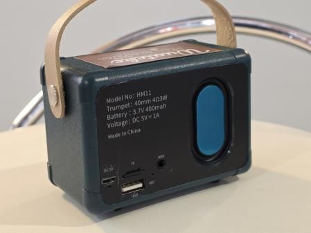 Vista posterior de Wuateke, que admite tarjeta de memoria, USB y entrada auxiliar.