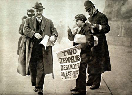 Un niño vende periódicos con el anuncio del derribo de dos zepelines en la costa este británica. Londres, 28 de noviembre de 1916