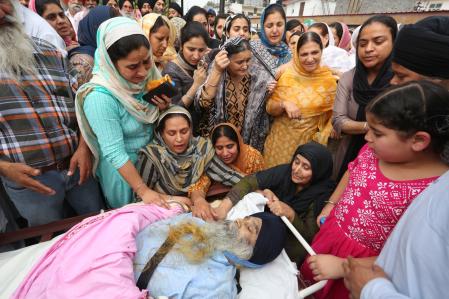 Familiares de la víctima Amarjit Singh, un sij nativo del distrito de Poonch, Cachemira, reciben su cadáver.