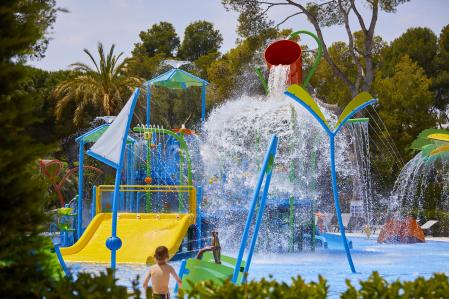 Playa Mont-roig, frente a la playa, cuenta con unas espectaculares piscinas para todas las edades