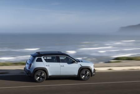 El nuevo Renault 4 E-Tech, conserva todo el ADN del 4L original pero mide 4,14 m, por lo que es 22 cm más largo que el Renault 5 E-Tech&nbsp;