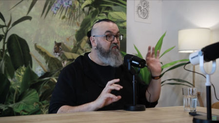 David Pastor Vico, filósofo: “Nos da miedo la calle pero no ponerle un teléfono en las manos a un niño”