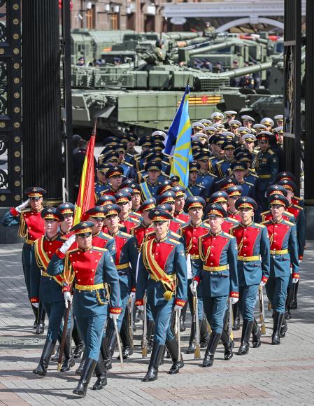 Militares rusos desfilan en Moscú en el 80.º aniversario del fin de la Segunda Guerra Mundial