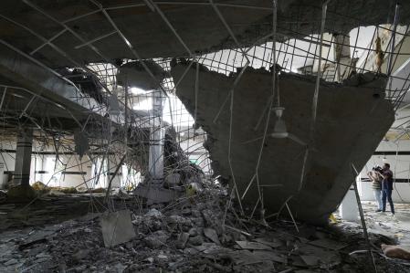 Miembros de los medios de comunicación filman los escombros de una mezquita dañada por un ataque con misiles indios en Muridke, una ciudad de la provincia pakistaní de Punjab