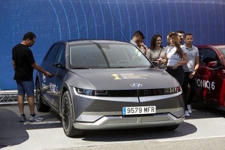 Los vehículos eléctricos, con los que la gente está menos familiarizada, suscitan más peticiones de pruebas, pues acostumbrarse a sus reacciones y al tacto en general requiere algo más de tiempo