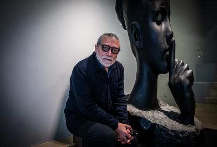 Jaume Plensa, junto a su 'Murmuri'.