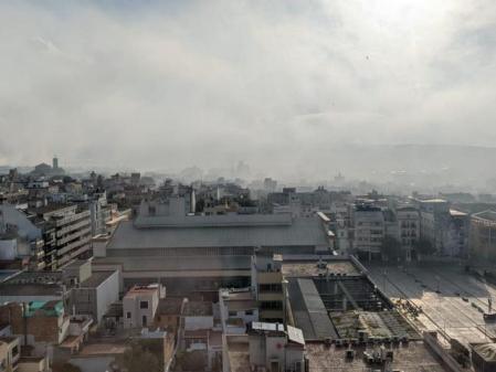 El incendio causó una gran nube contaminante