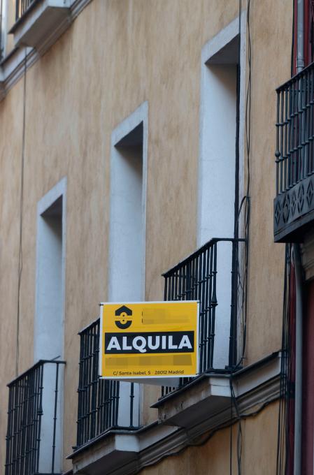 Cartel de alquiler en un edificio de la capital,