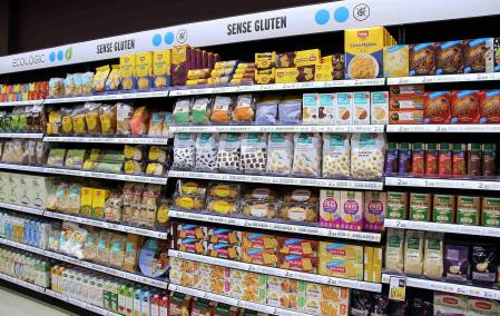 Productos sin gluten en las estanterías de un supermercado