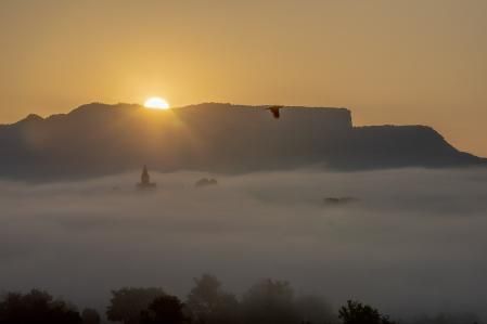Amanecer con niebla primaveral en Manlleu.
