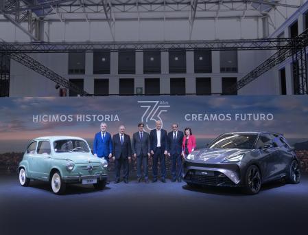 El ministro de Industria, Jordi Hereu, y el President de la Generalitat, Salvador Illa, con Markus Markus Haupt, CEO interino de Seat, en la exposición del 75 aniversario de Seat&nbsp;